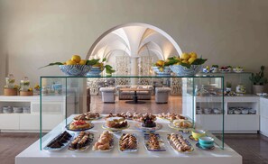 Petit déjeuner buffet servi tous les jours en supplément