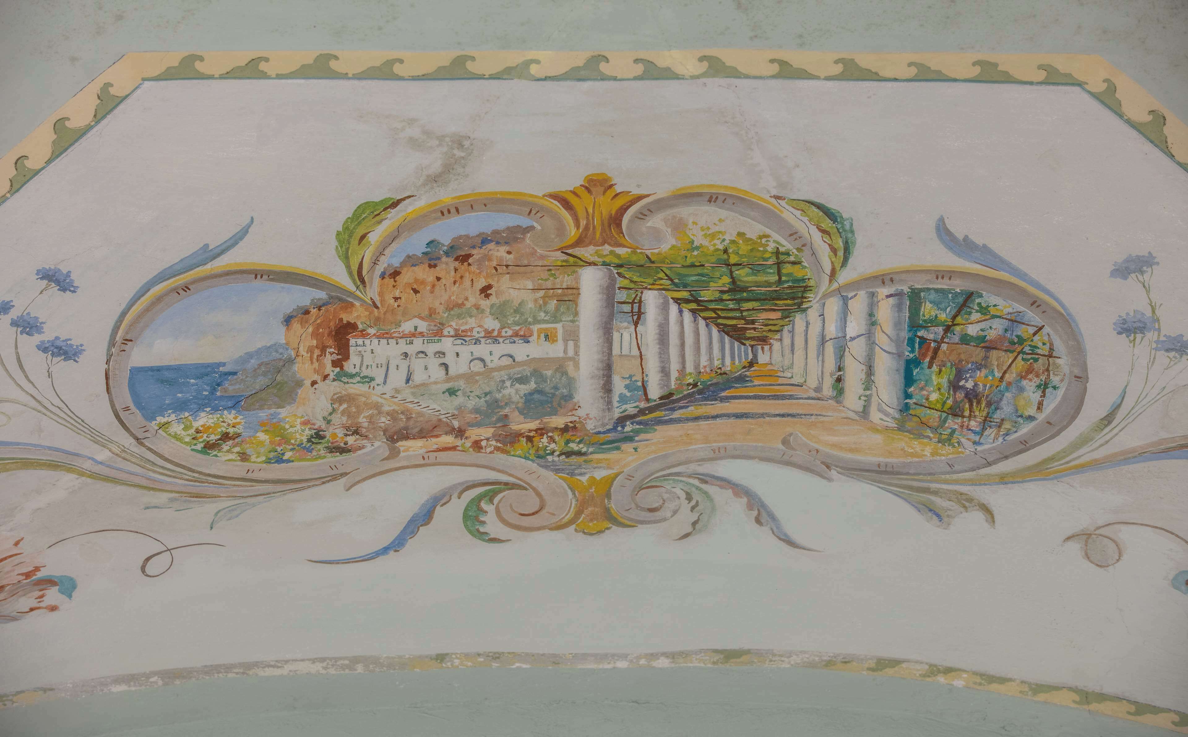 Un plafond orné d’un motif circulaire central, intégrant des éléments architecturaux et un paysage.