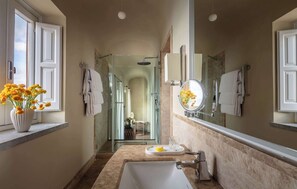 Badewanne, umweltfreundliche Kosmetikartikel, Haartrockner, Bidet