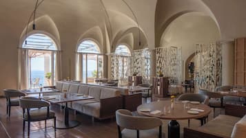 2 restauranter: lunsj og middag serveres