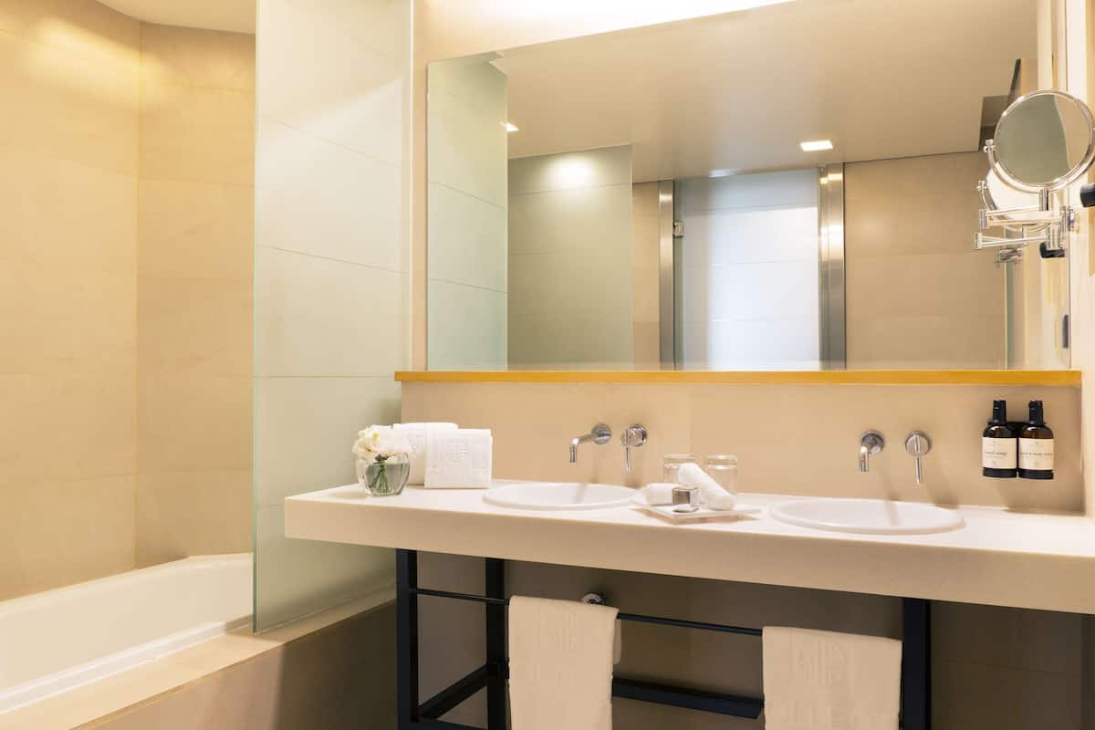 1 bedroom, premium bedding, minibar, in-room safe