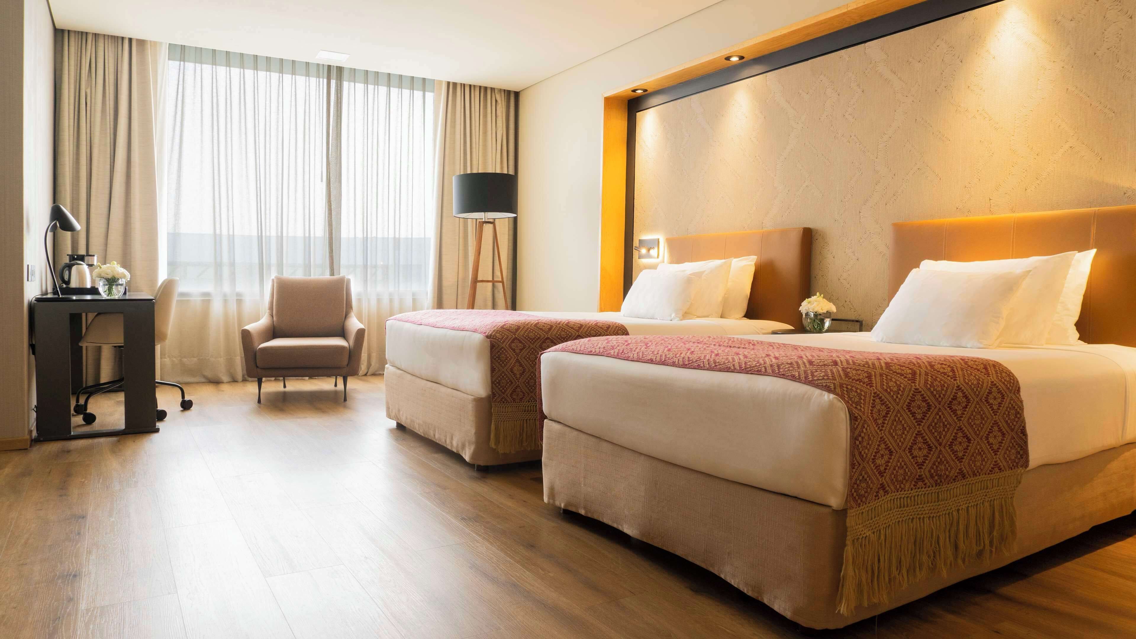 Sengetøy av topp kvalitet, minibar, safe på rommet og skrivebord