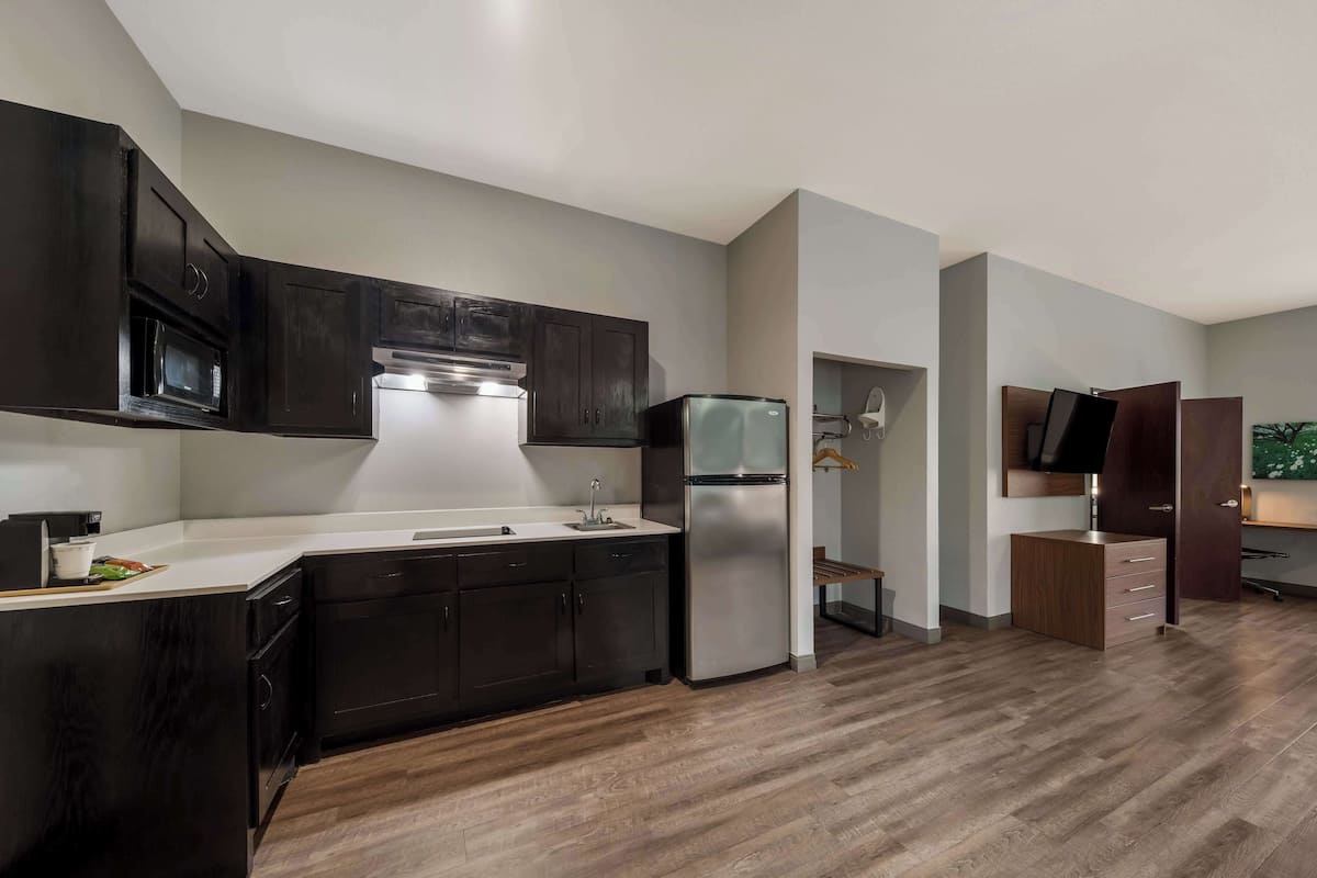 Suite, Multiple Beds, Non Smoking, Kitchen | Private kitchenette | Fridge, microwave, coffee/tea maker