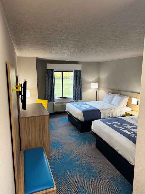 Kamar, 2 Tempat Tidur Queen, Bebas Asap Rokok, lemari es & microwave | Brankas, meja kerja, ruang kerja ramah laptop, dan tirai kedap cahaya