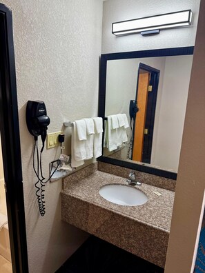 客房, 1 张特大床, 无烟房, 冰箱和微波炉 | 客房内保险箱、办公桌、笔记本电脑工作区、遮光窗帘