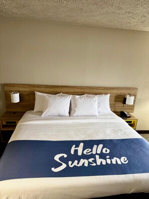 客房, 1 张特大床, 无烟房, 冰箱和微波炉 | 客房内保险箱、办公桌、笔记本电脑工作区、遮光窗帘