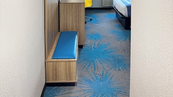 Habitación, 1 cama King size, para no fumadores, refrigerador y microondas | Caja de seguridad en la habitación y escritorio