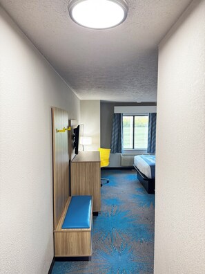 Rum - 1 kingsize-säng - icke-rökare - kylskåp och mikrovågsugn | Värdeförvaringsskåp på rummet, skrivbord och arbetsyta för laptop