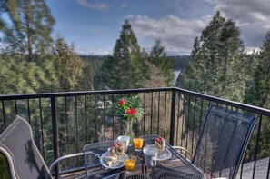 Balcony view - Pine Ridge Inn (Bend)