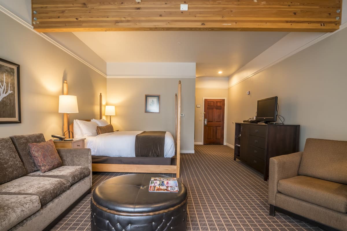 Phòng Suite, 1 giường cỡ king, tầng trệt (No View) | Bộ đồ giường cao cấp, chăn bông, nệm có lớp đệm bông, bàn 