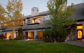 Terrace/patio - Pine Ridge Inn (Bend)