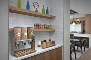 Free daily buffet breakfast  - Fairfield Inn & Suites Fort Lauderdale Airport-Cruise Port (Fort Lauderdale)