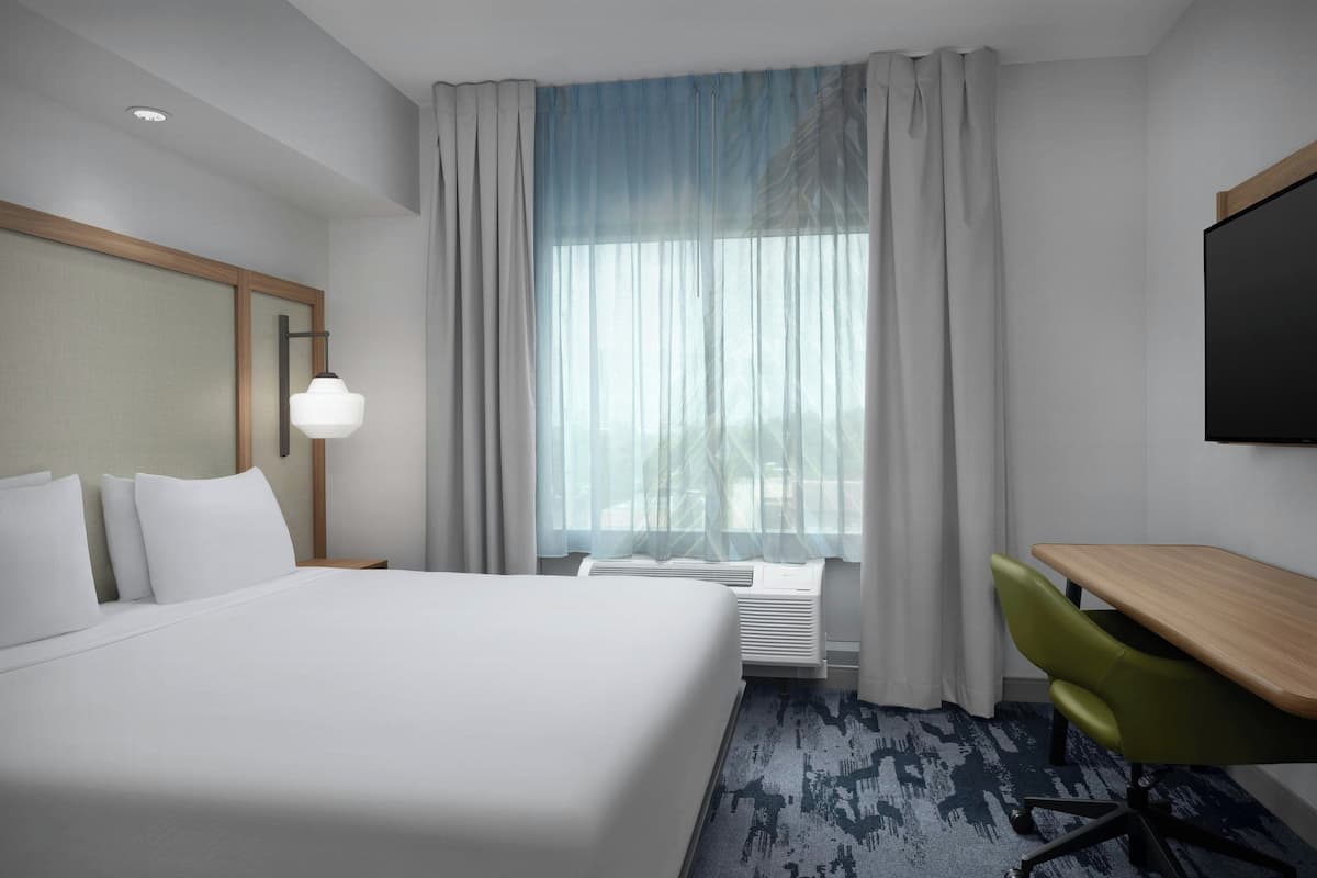Studio, 1 King Bed, Non Smoking | Individually decorated, desk, laptop workspace, blackout drapes