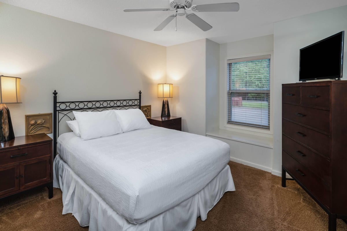 1 habitación, tabla de planchar con plancha, wifi gratis y ropa de cama