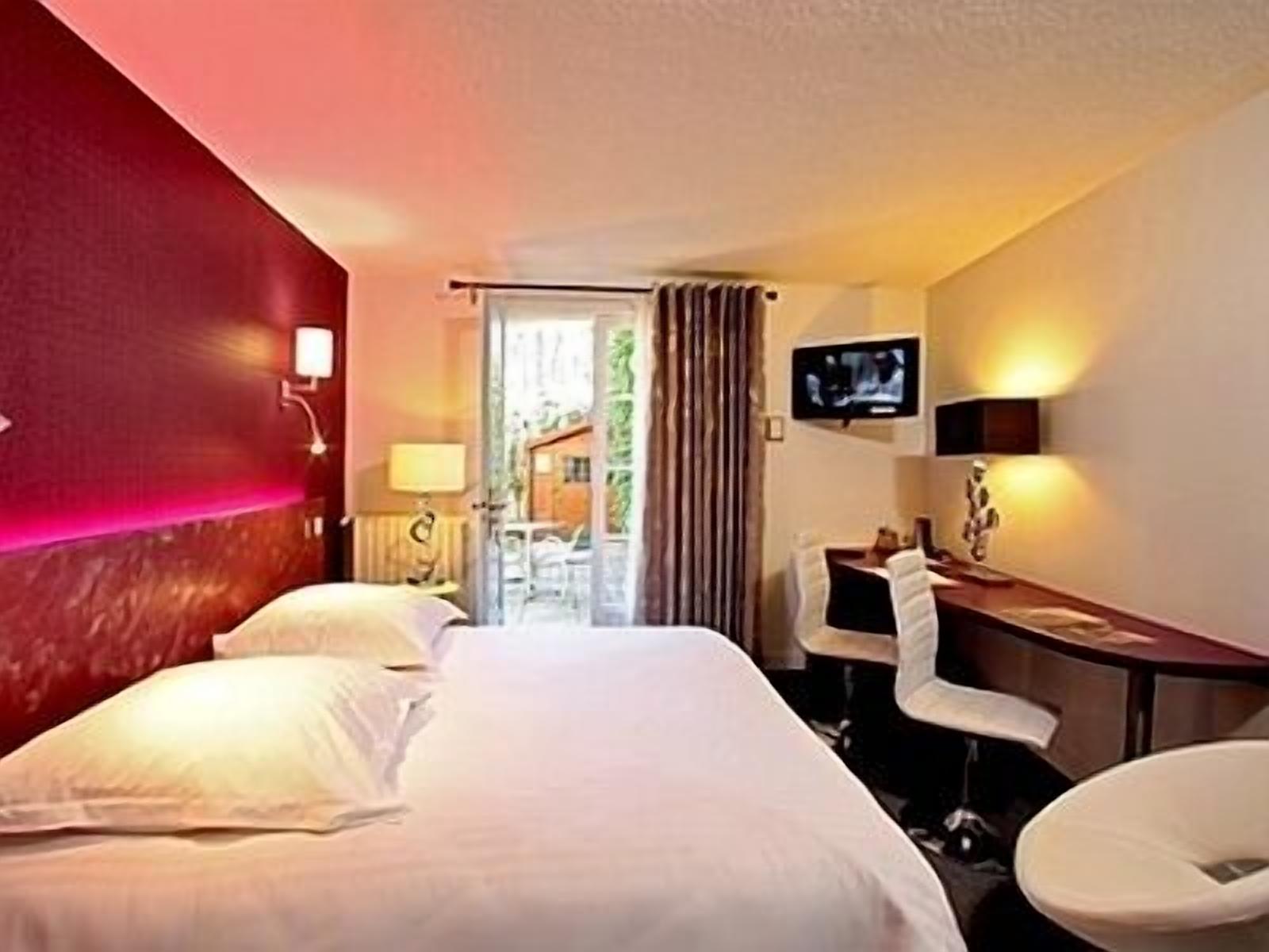 classic double room | minibar, in-room safe, desk, blackout curtains