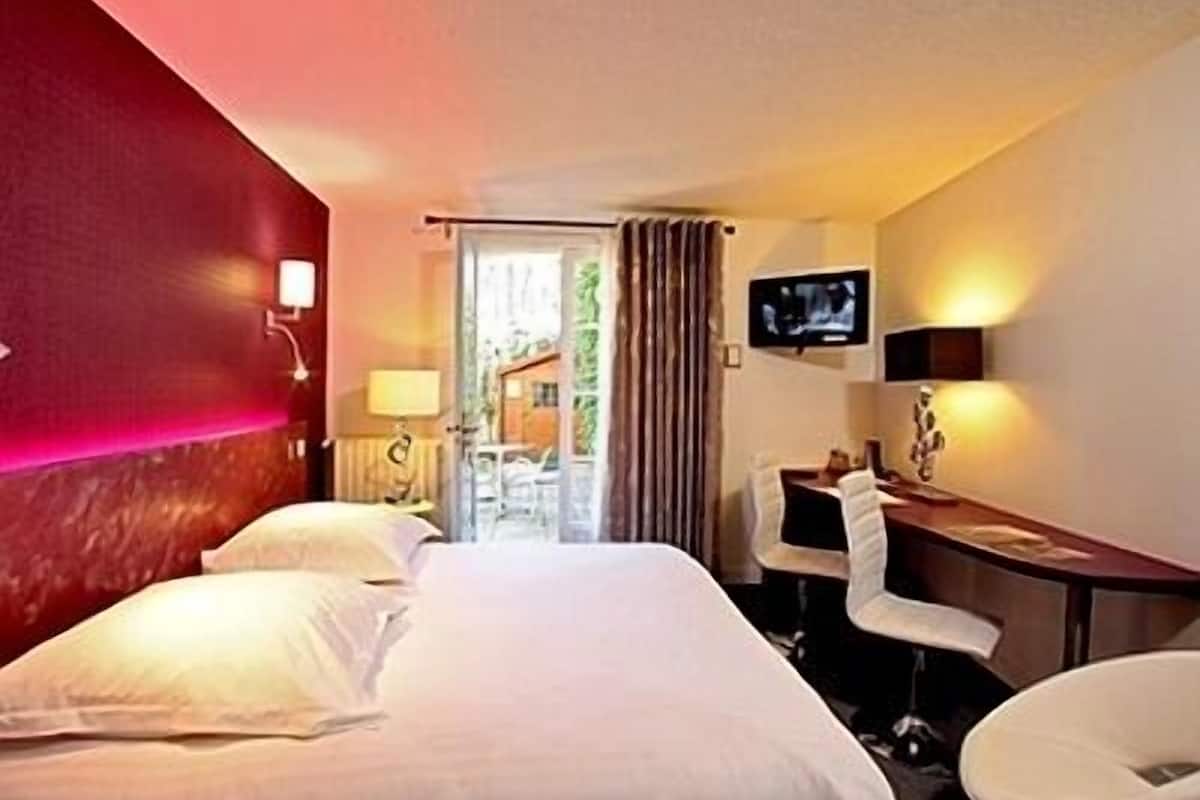 classic double room | minibar, in-room safe, desk, blackout curtains