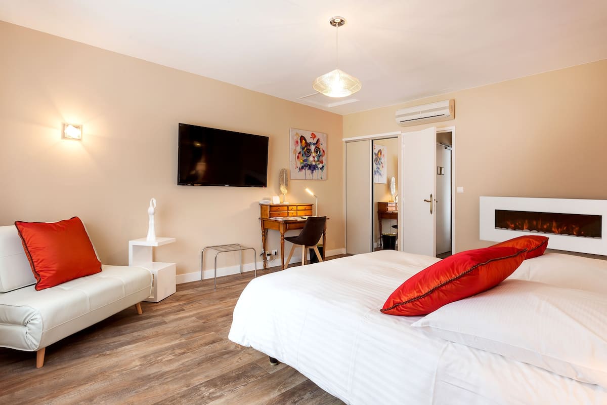 suite (2 person) | minibar, in-room safe, desk, blackout curtains