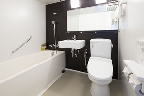 Duschwanne, kostenlose Toilettenartikel, Haartrockner, Bademäntel