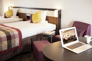 Coffres-forts dans les chambres, bureau, fer et planche à repasser