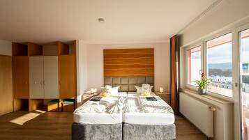 1 makuuhuone, ylelliset vuodevaatteet, työpöytä, pimennysverhot