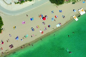 Na praia, barracas de praia (sobretaxa), espreguiçadeiras, guarda-sóis 