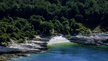 På stranden, cabanor (tilläggsavgift), solstolar och parasoller