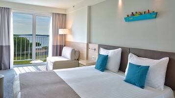 Minibar, két bảo mật tại phòng, bàn, màn/rèm cản sáng