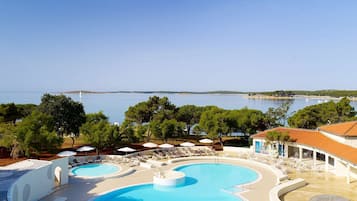 Inomhuspool, 2 utomhuspooler, parasoller och solstolar