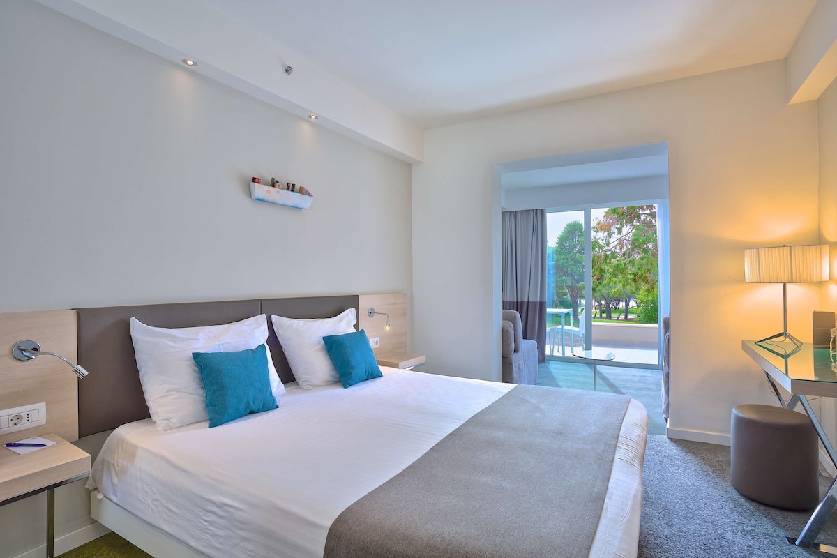 Minibar, in-room safe, desk, blackout curtains