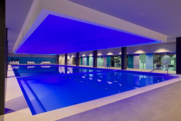 Piscina interna, 2 piscinas externas, guarda-sóis, espreguiçadeiras