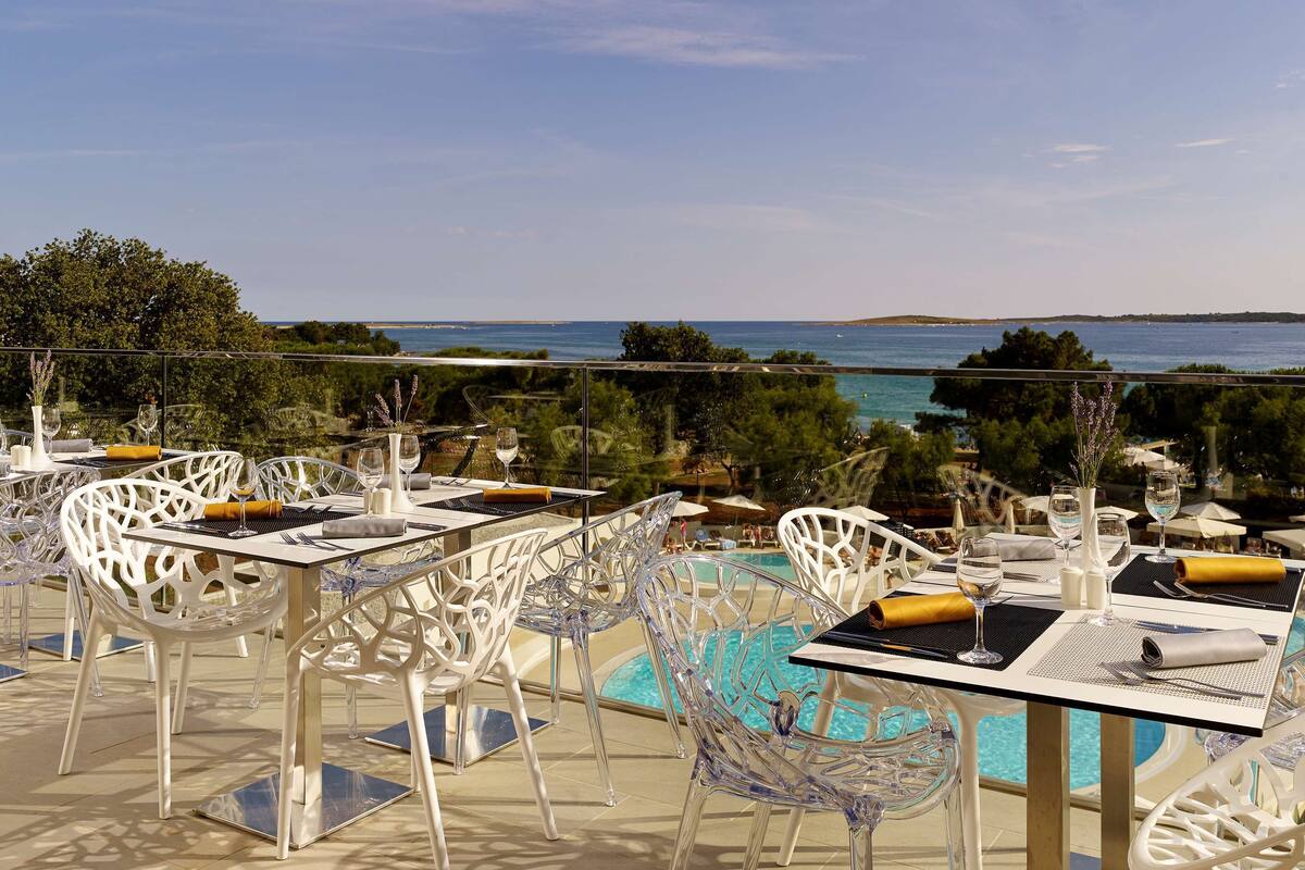 2 restaurants, breakfast, lunch, dinner served; international cuisine