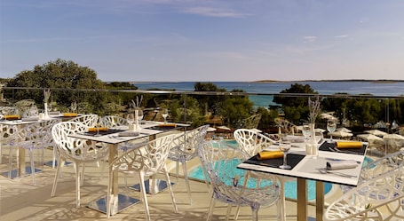 2 restaurants, breakfast, lunch, dinner served; international cuisine. Park Plaza Belvedere Medulin