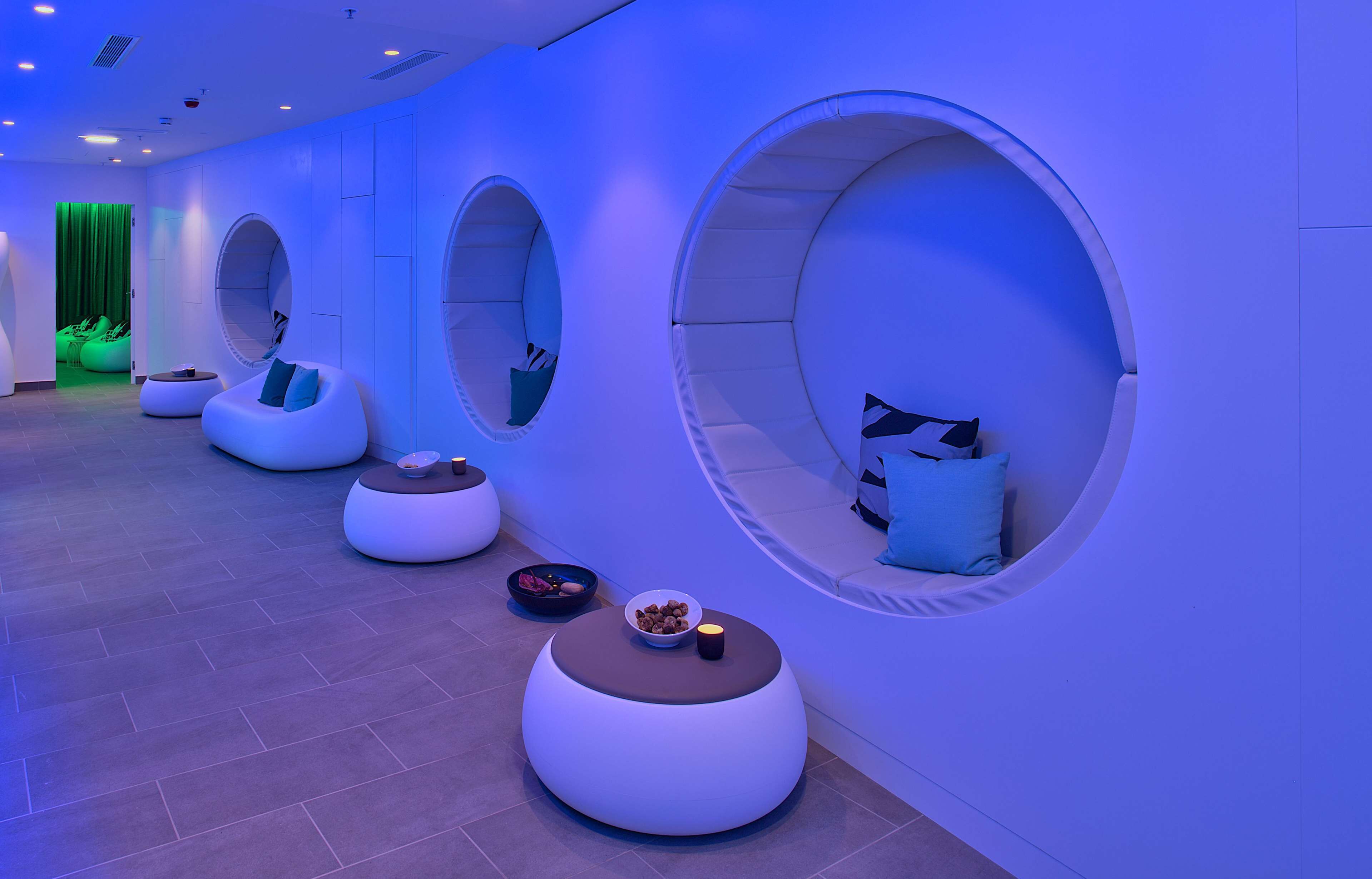 Parihoitohuone(ita), sauna, höyrysauna, vartalohoitoja