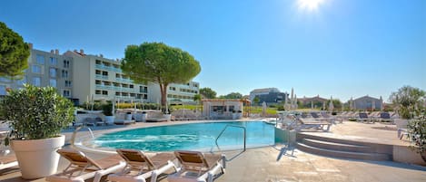 Piscine couverte, 2 piscines extérieures, parasols de plage