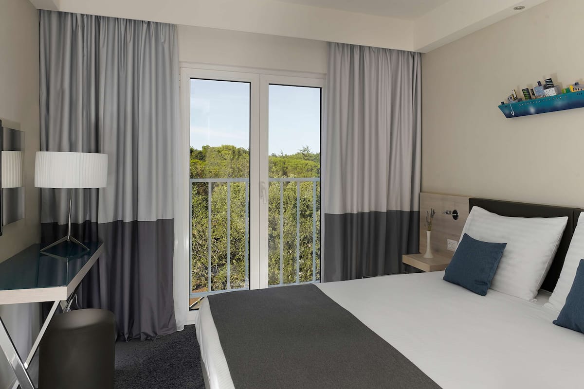Minibar, in-room safe, desk, blackout curtains