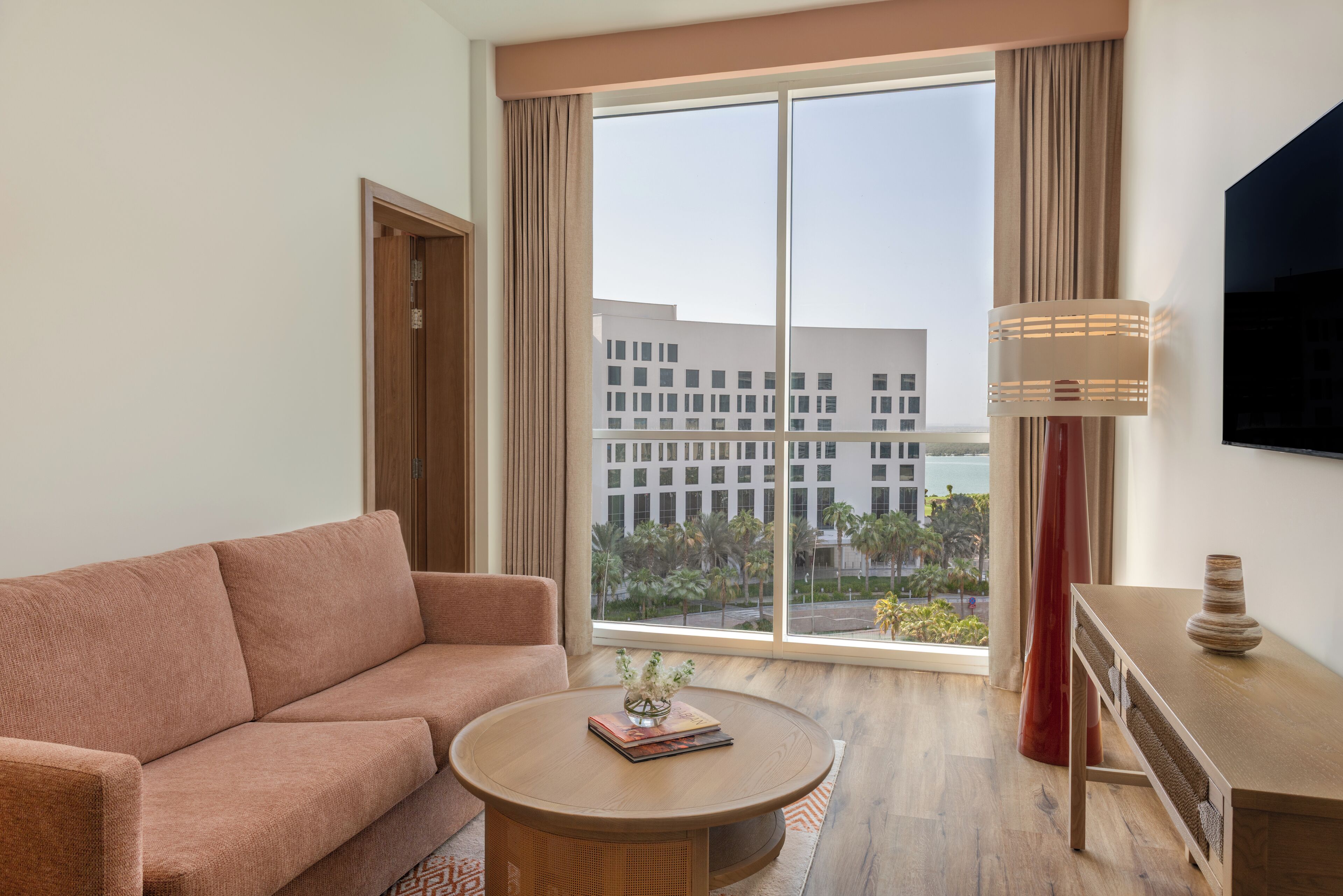 Habitació Deluxe, 1 llit de matrimoni i sofà llit (Plaza View, Family Room) | Cobrellits, caixa forta a l'habitació, escriptori i cortines opaques 