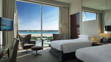 Edredón, caja de seguridad en la habitación y escritorio