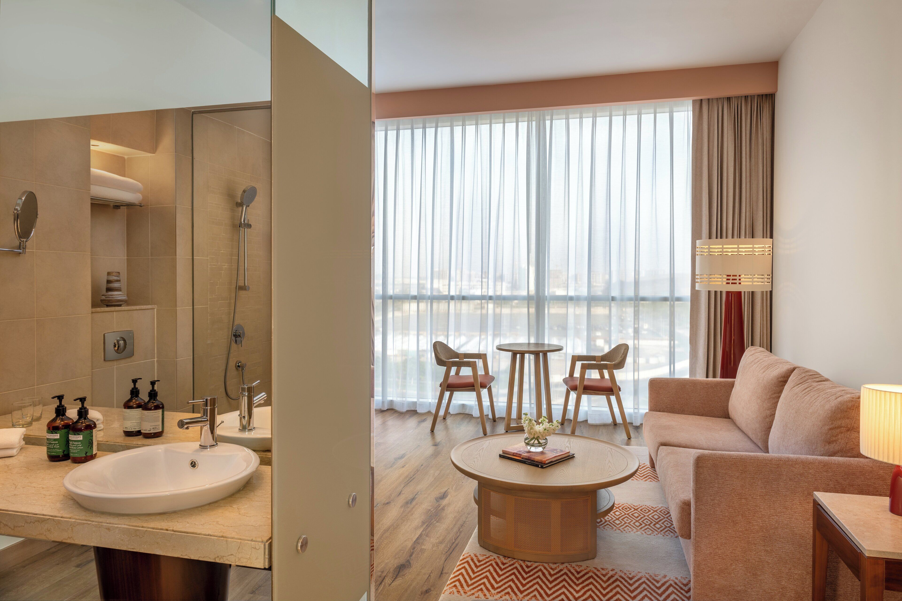 Deluxe Room, 1 Katil Ratu (Queen) dengan Katil Sofa, Pool View (Family Room) | Gebar bulu kapas, peti besi dalam bilik, meja 