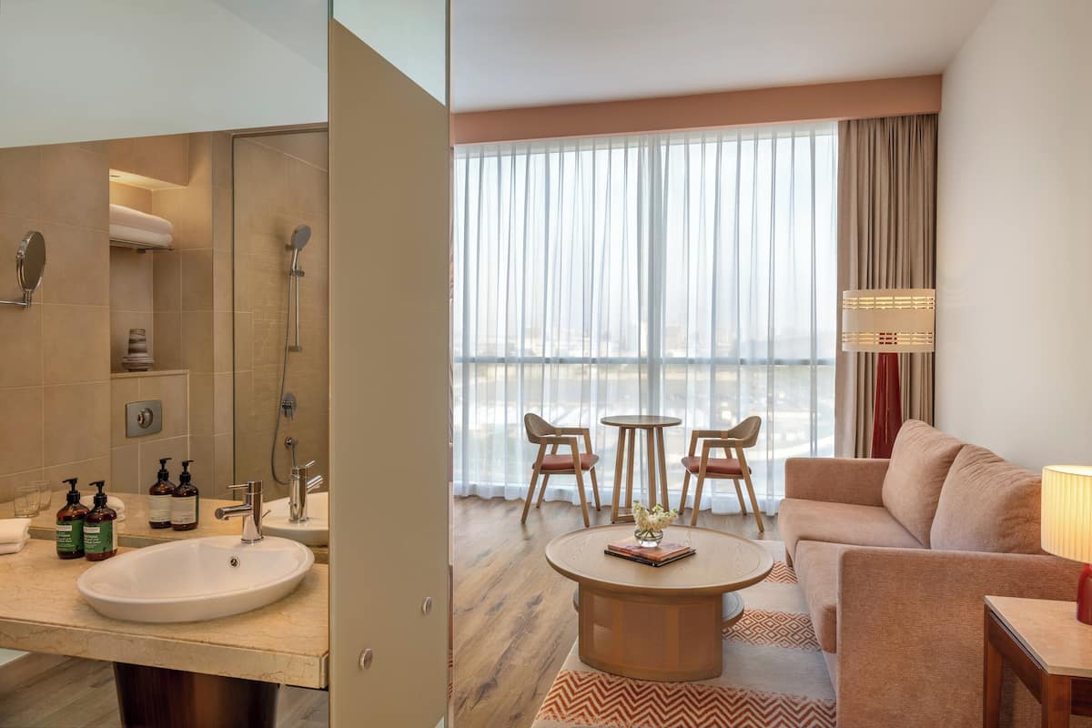 Deluxe Room, 1 Katil Ratu (Queen) dengan Katil Sofa, Pool View (Family Room) | Gebar bulu kapas, peti besi dalam bilik, meja