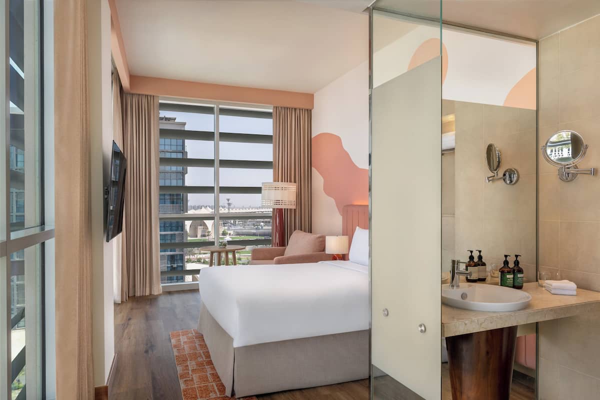 Premium-rum - flera sängar (Plaza View, Family Room) | Duntäcken, värdeförvaringsskåp på rummet och skrivbord