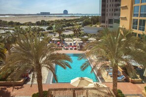 Outdoor pool, pool umbrellas, sun loungers - Yas Plaza Circuit (Abu Dhabi)