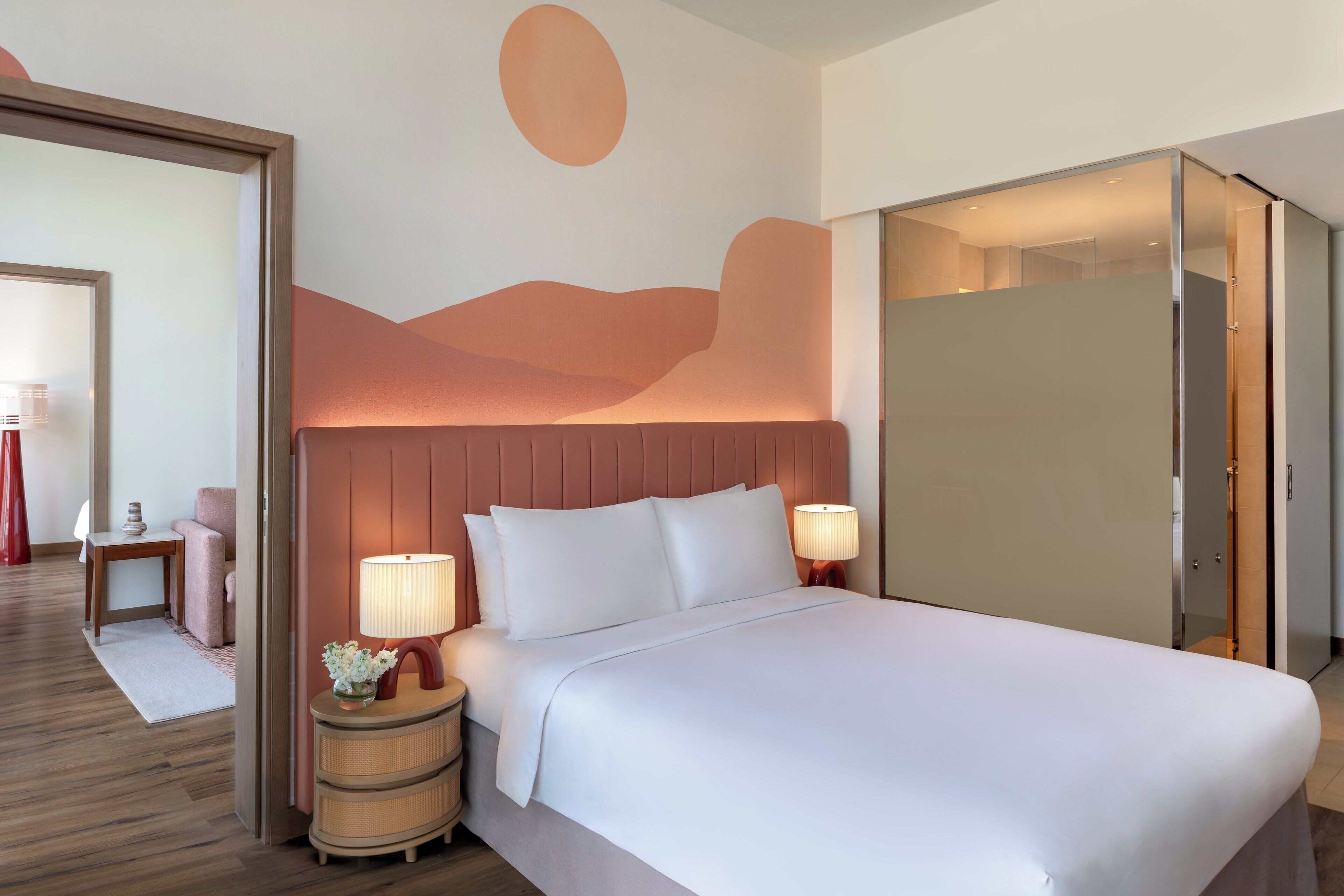 Duntäcken, värdeförvaringsskåp på rummet och skrivbord