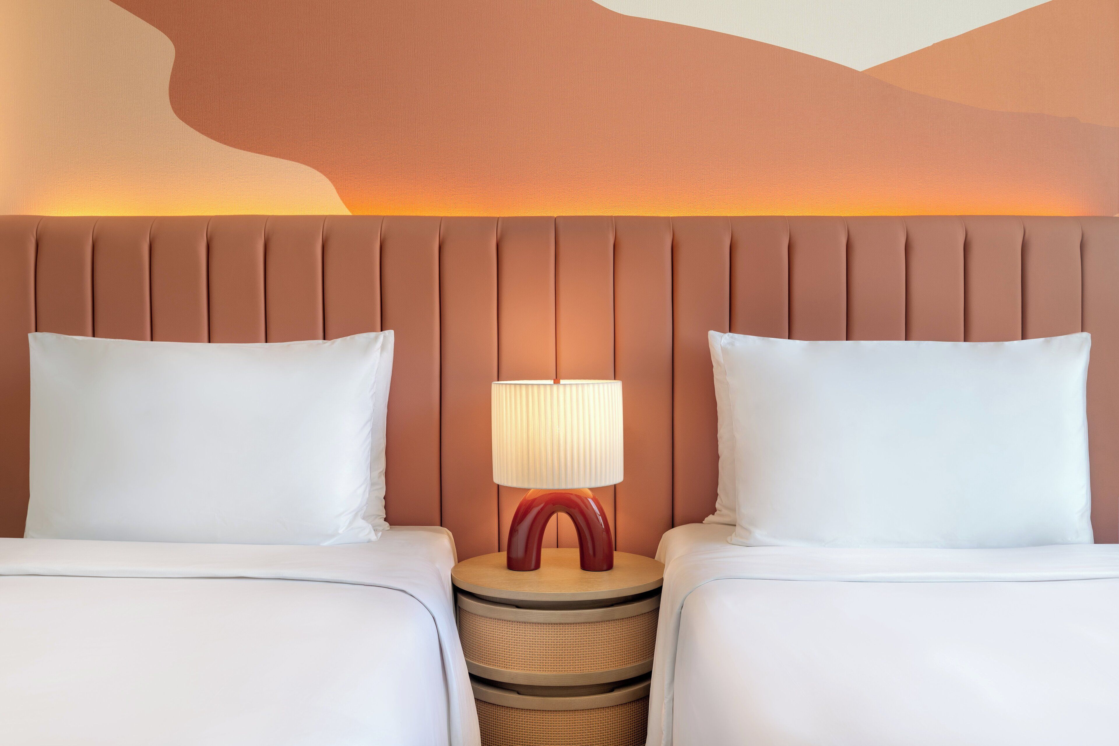 Dundyner, safe på rommet, skrivebord og blendingsgardiner