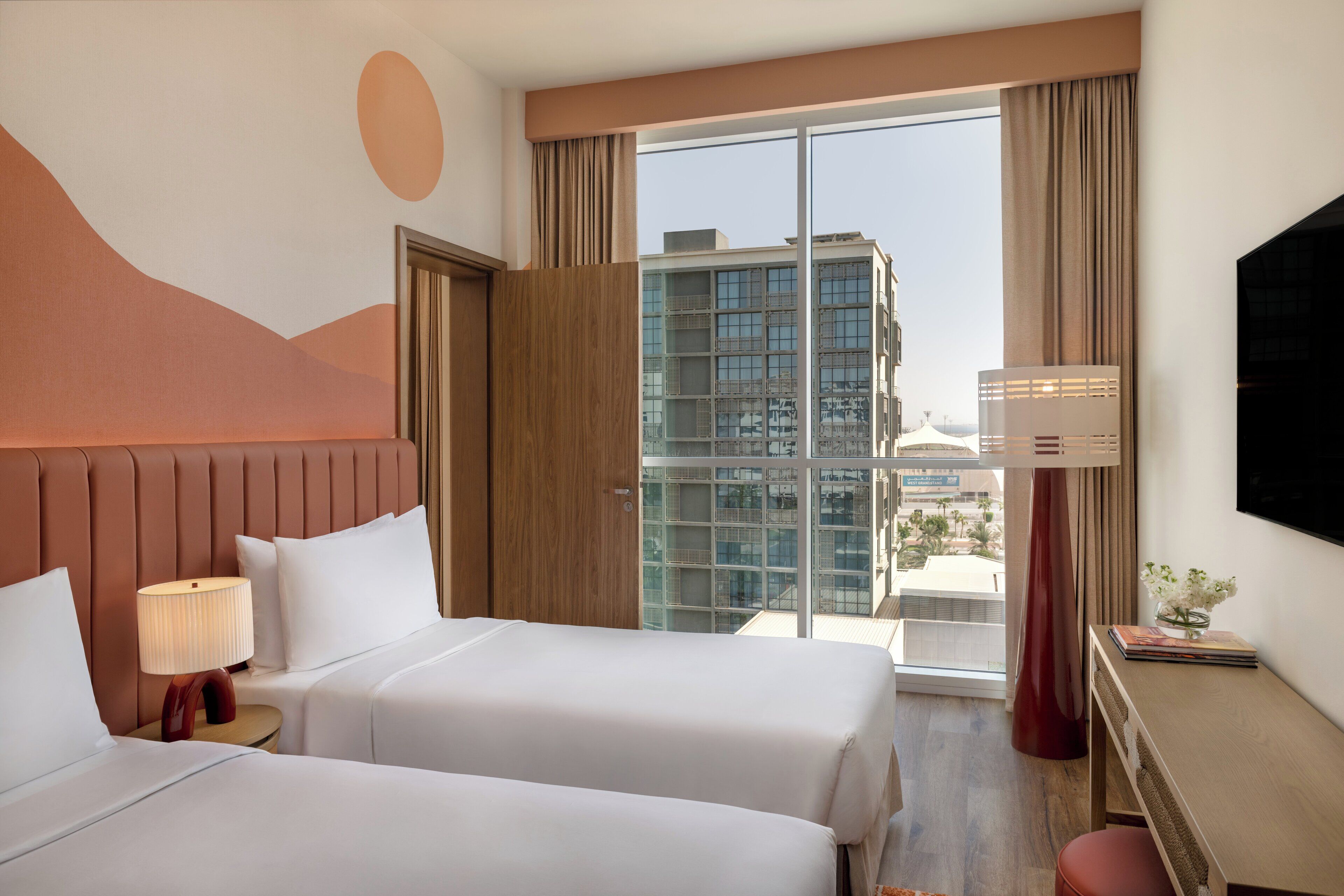 Svit - 2 sovrum (Plaza View) | Duntäcken, värdeförvaringsskåp på rummet och skrivbord