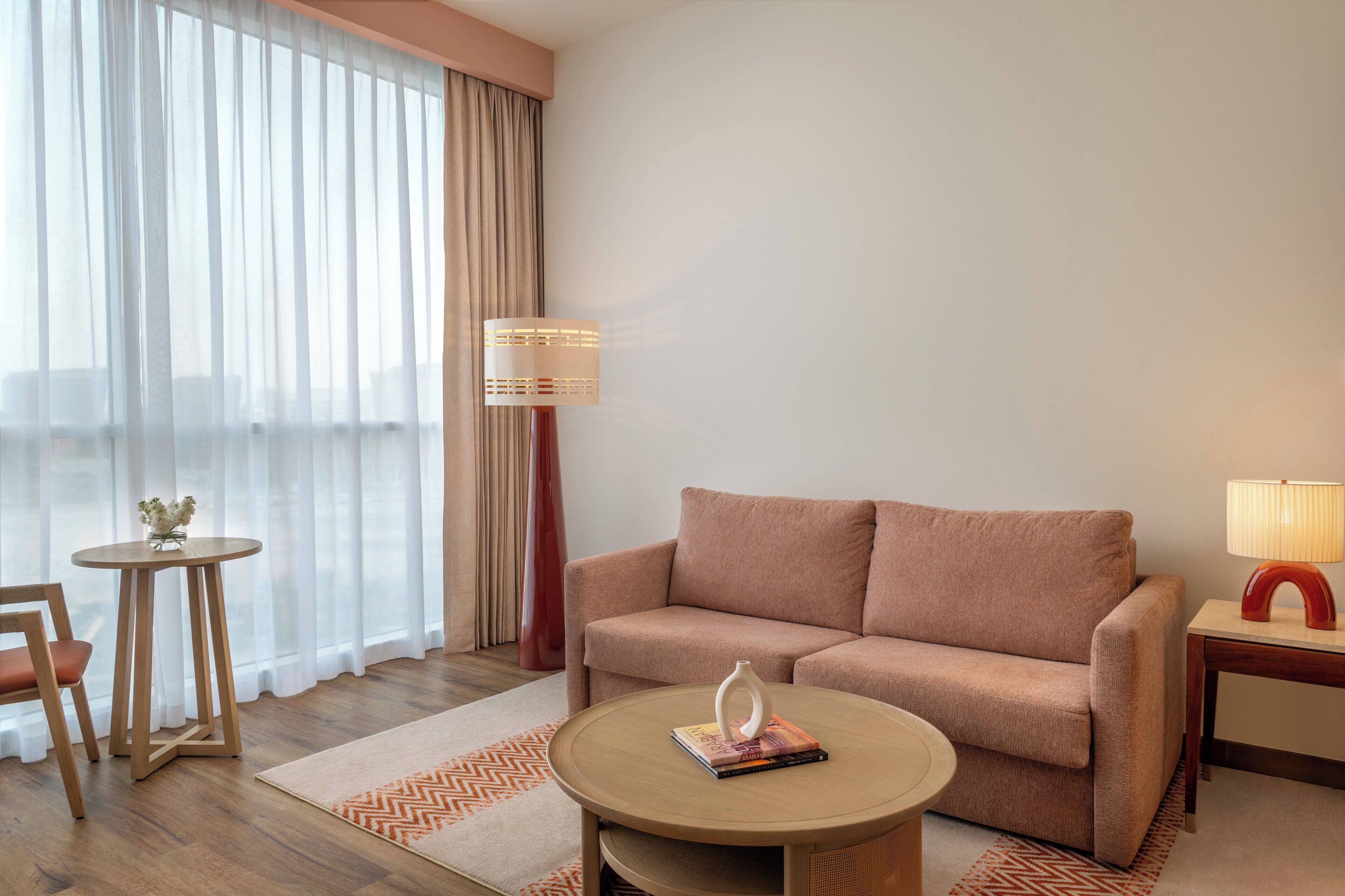 Dundyner, safe på rommet, skrivebord og blendingsgardiner