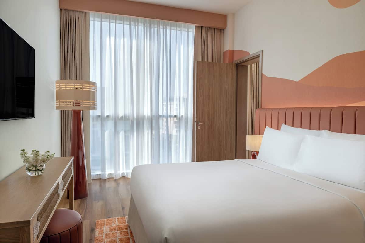 Duntäcken, värdeförvaringsskåp på rummet och skrivbord