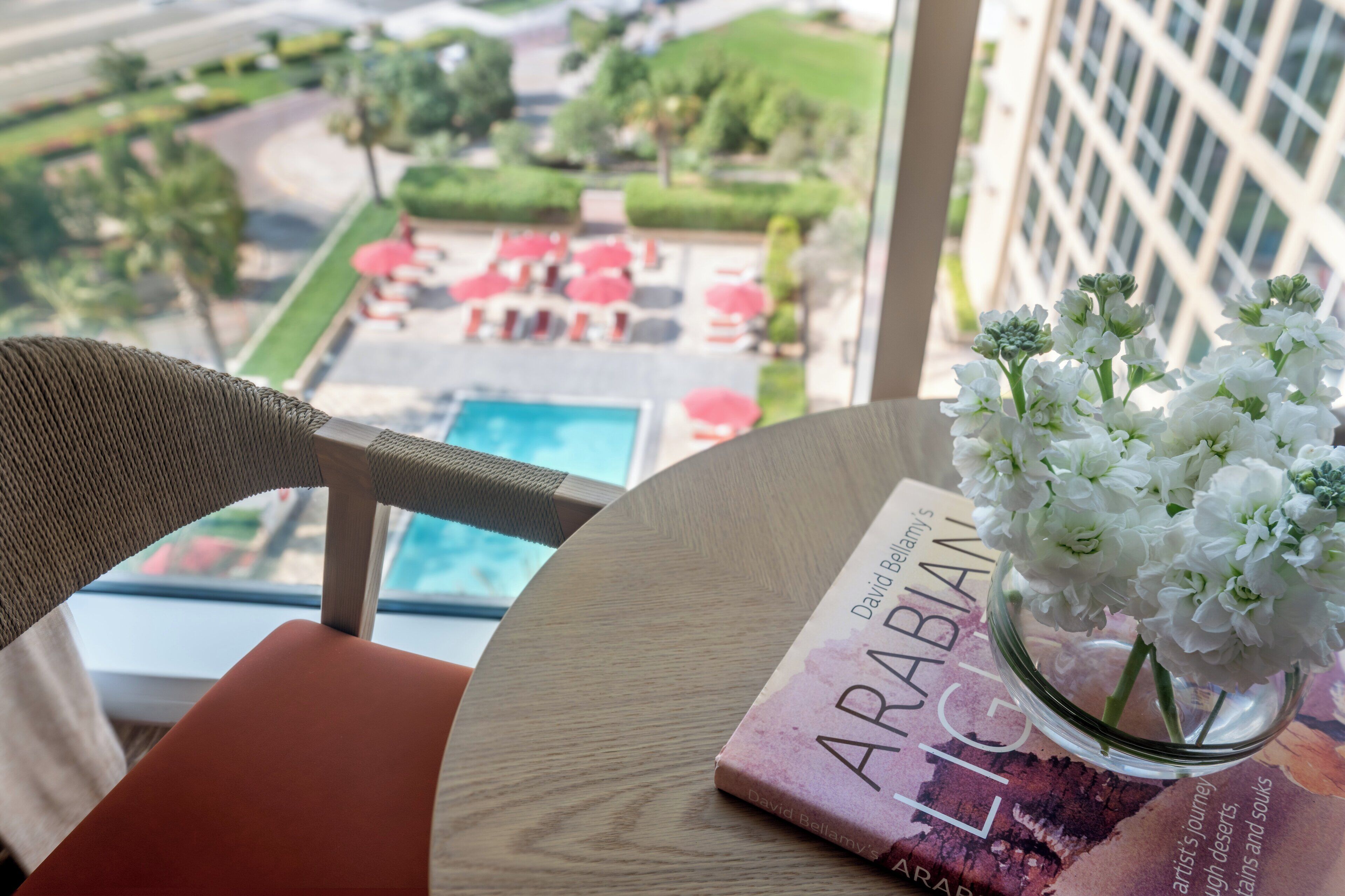 Gebar bulu kapas, peti besi dalam bilik, meja 