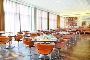 Petit déjeuner, déjeuner et dîner servis sur place, vue sur la piscine