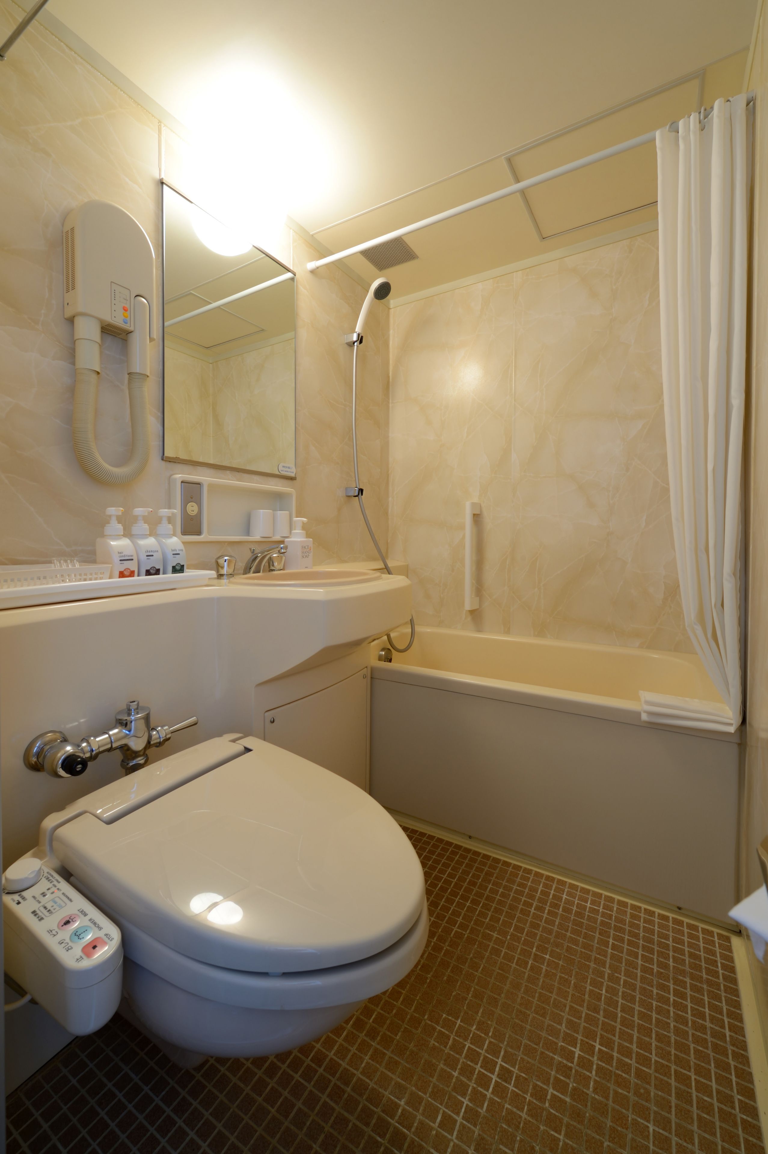 combined shower/bathtub, deep-soaking bathtub, free toiletries