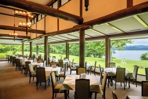 供应早餐和午餐